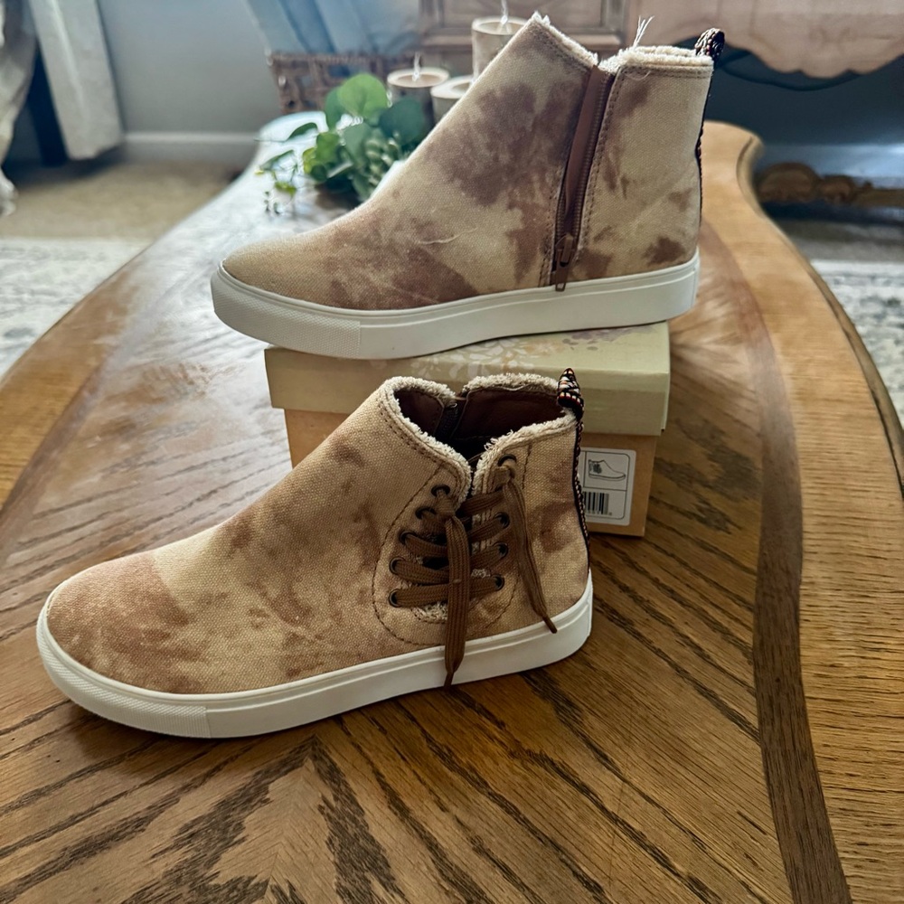 Very G Trinn High-Top Sneakers with Zipper tan lace up side